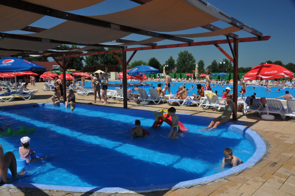 paradisul-acvatic-brasov-piscina-exterioara-pentru-copii